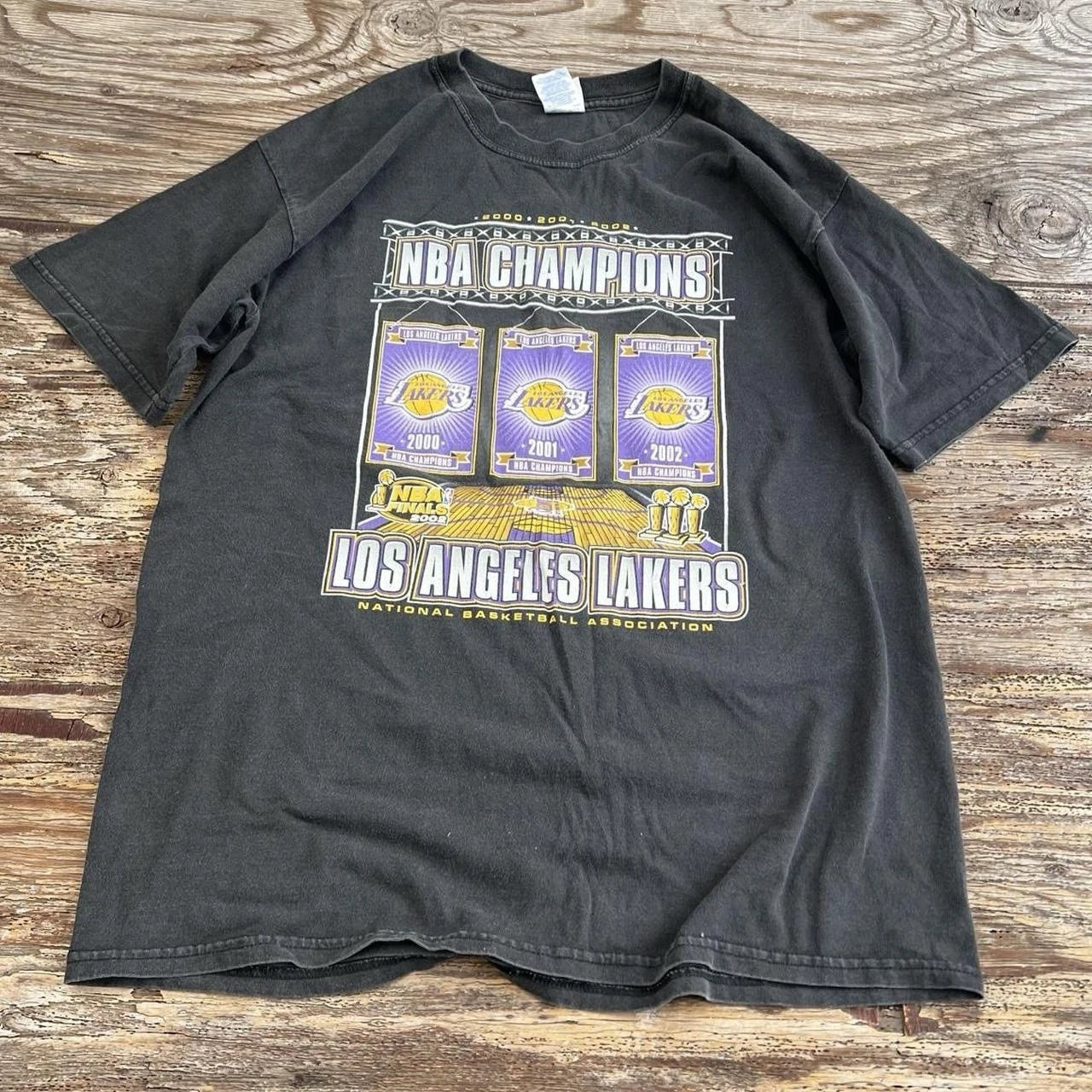 Los Angeles Lakers 2002 Nba Champions T-shirt Large Y2k 3-peat Vintage | Trendy Graphic Tee | Casual Unisex T-shirt